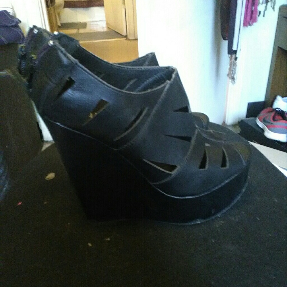 Shoes - Picture 2 of 4