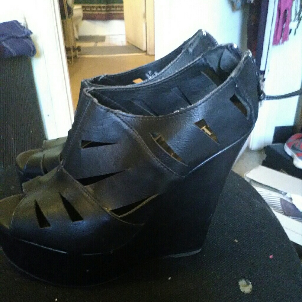 Shoes - Picture 3 of 4