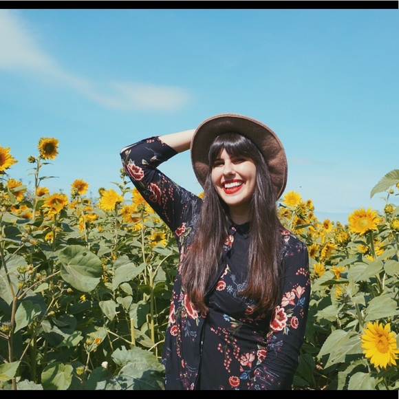 Meet your Posher, Danielle - Picture 2 of 3