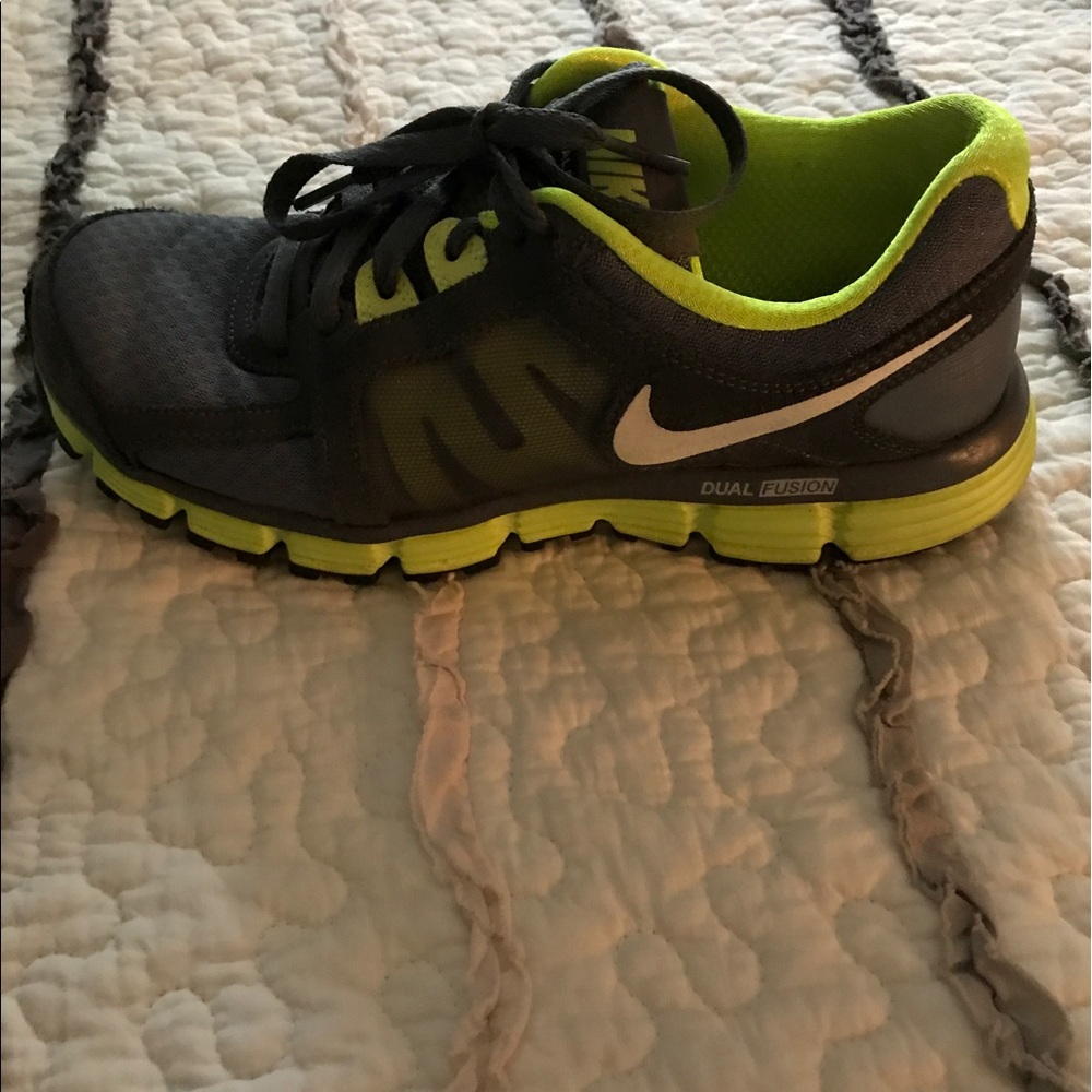 Size 7 nike tennis shoes