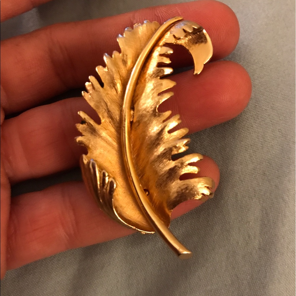 Stunning Vintage Gold-tone Feather Brooch