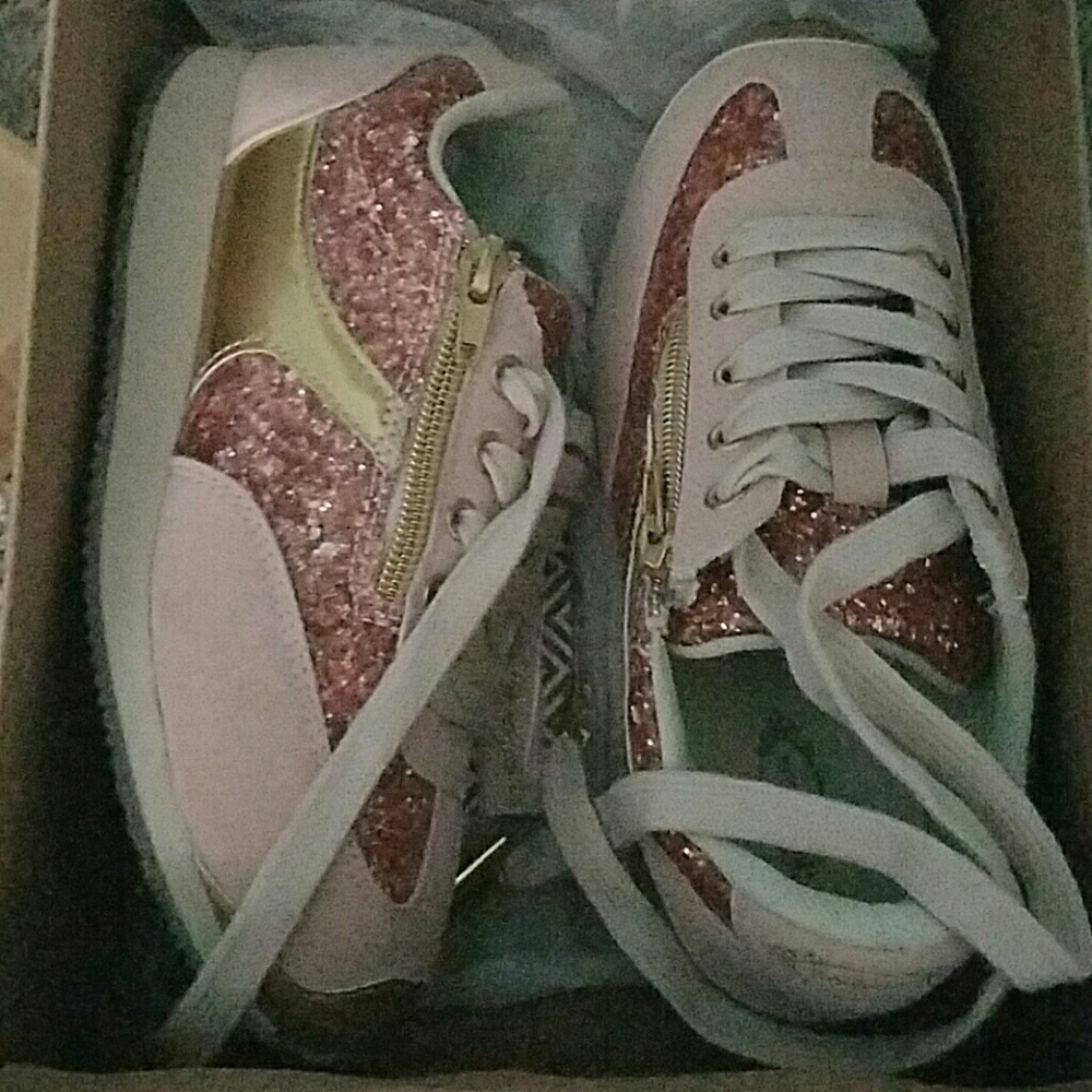 blush ari sneakers brand new in box w hair tie