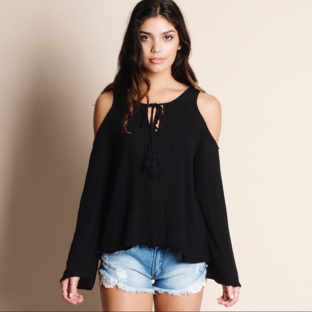 LA - Keyhole Cold Shoulder Top