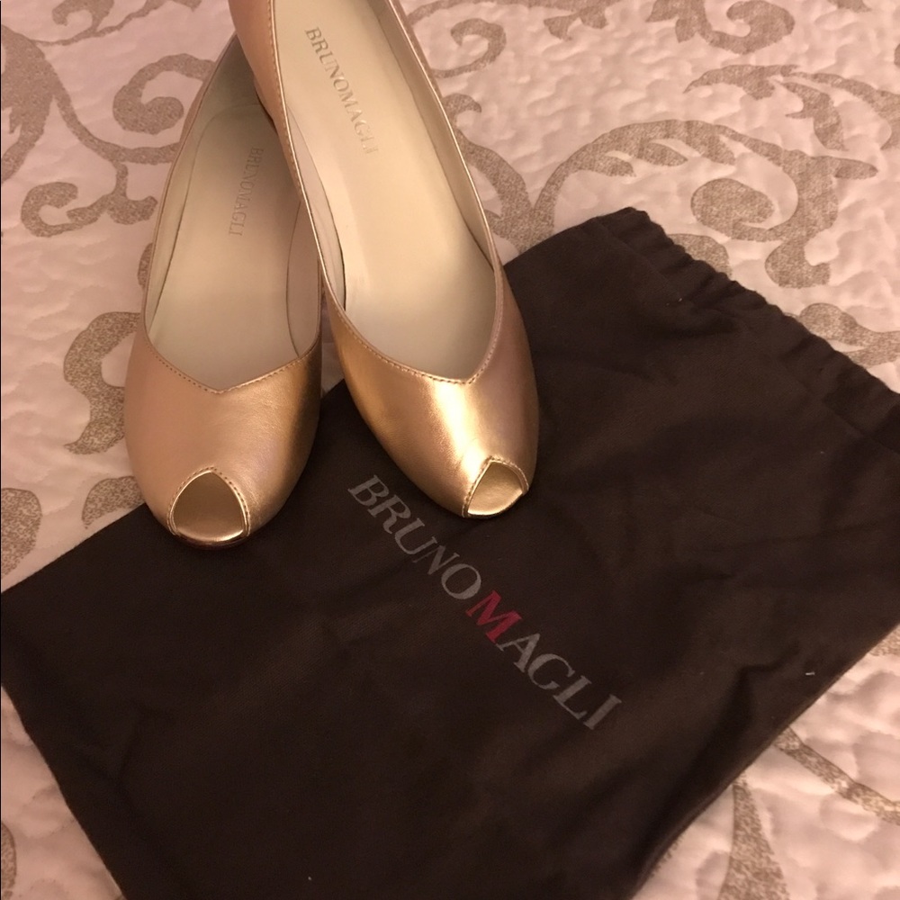 (SOLD)*REDUCED**NEW!!Bruno Magli gold metallic peep toe