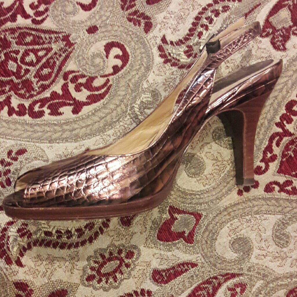 Beautiful peep toes alligator inspired shoes - Picture 2 of 5