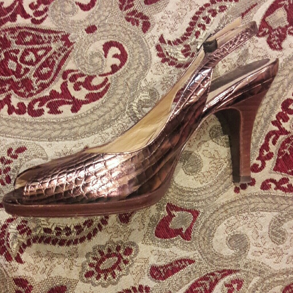 Beautiful peep toes alligator inspired shoes - Picture 2 of 5