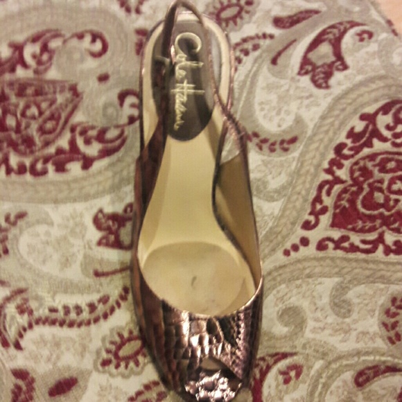 Beautiful peep toes alligator inspired shoes - Picture 3 of 5