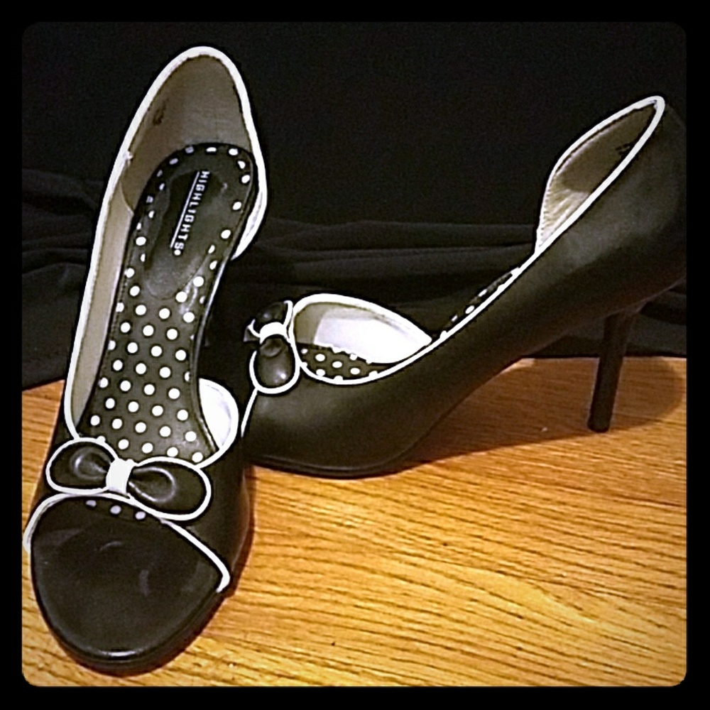 Highlights Black w/white trim Pumps