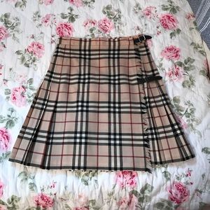 ⭐️ Burberry ⭐️ authentic iconic plaid skirt!