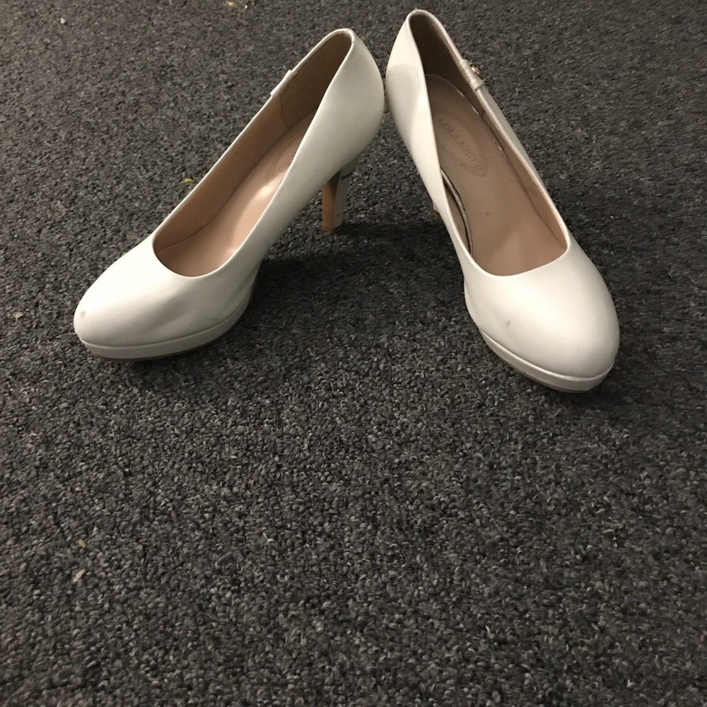 White pair of women's size 8.5 shoes