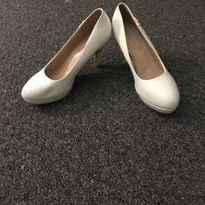 White pair of women's size 8.5 shoes