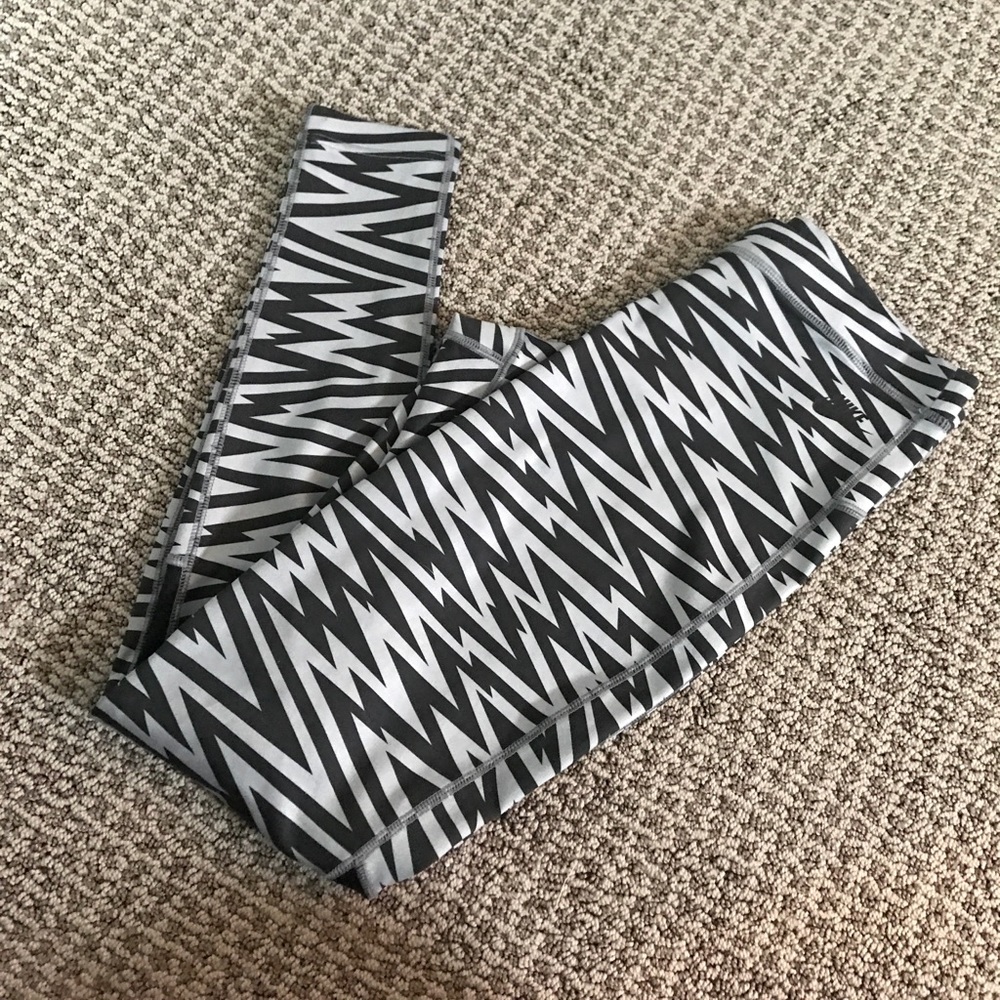 NIKE zig zag workout leggings never been worn