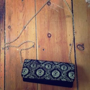Clutch with optional chain strap
