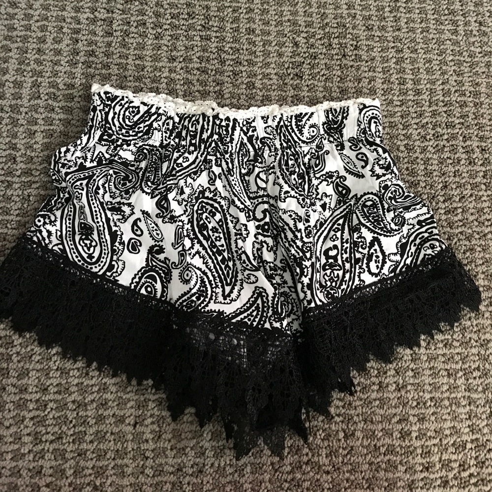 Pattern lace shorts!