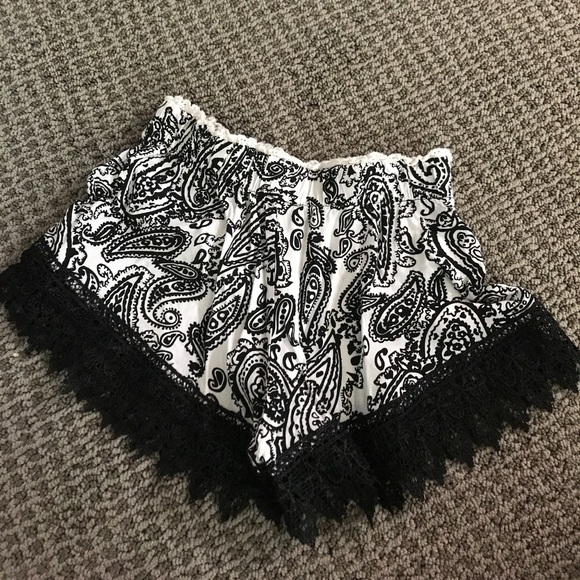 Pattern lace shorts! - Picture 2 of 2