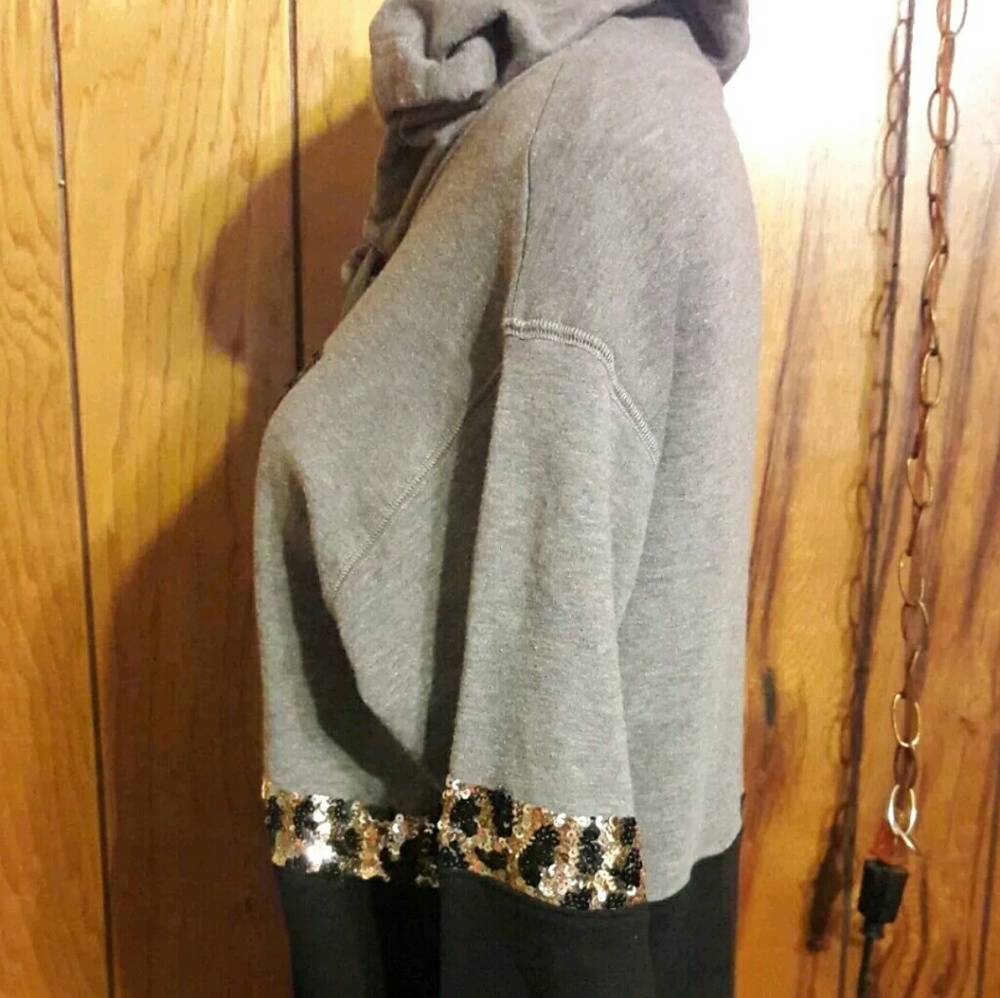 NWOTS SZ XS OVERSIZED WANT TO TRADE FOR SZ L ASAP - Picture 2 of 4