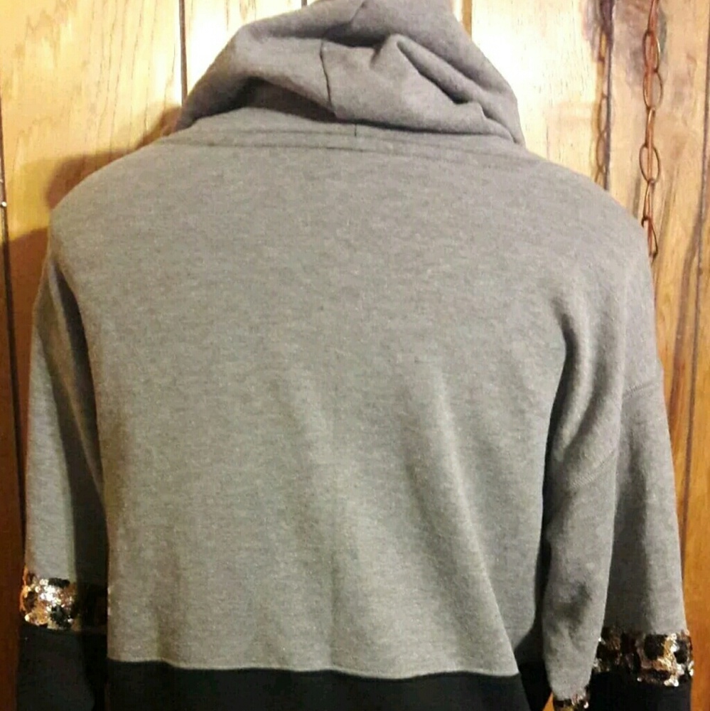 NWOTS SZ XS OVERSIZED WANT TO TRADE FOR SZ L ASAP - Picture 3 of 4