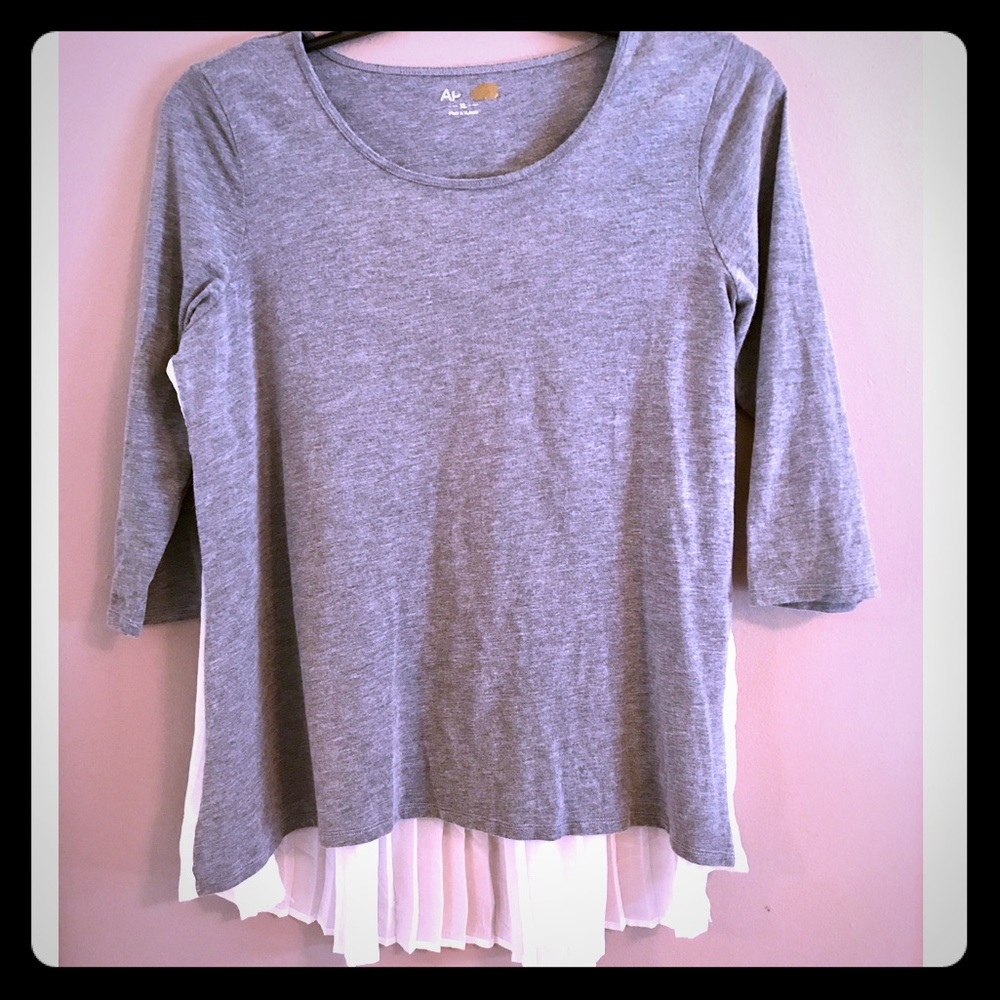 High-low 3/4 sleeve shirt with pleated black.
