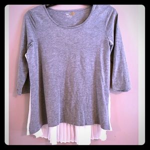 High-low 3/4 sleeve shirt with pleated black.