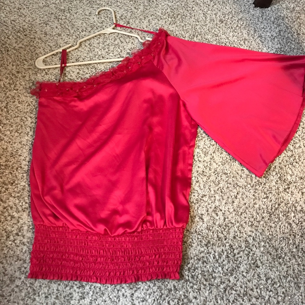 Gorgeous one shoulder top.