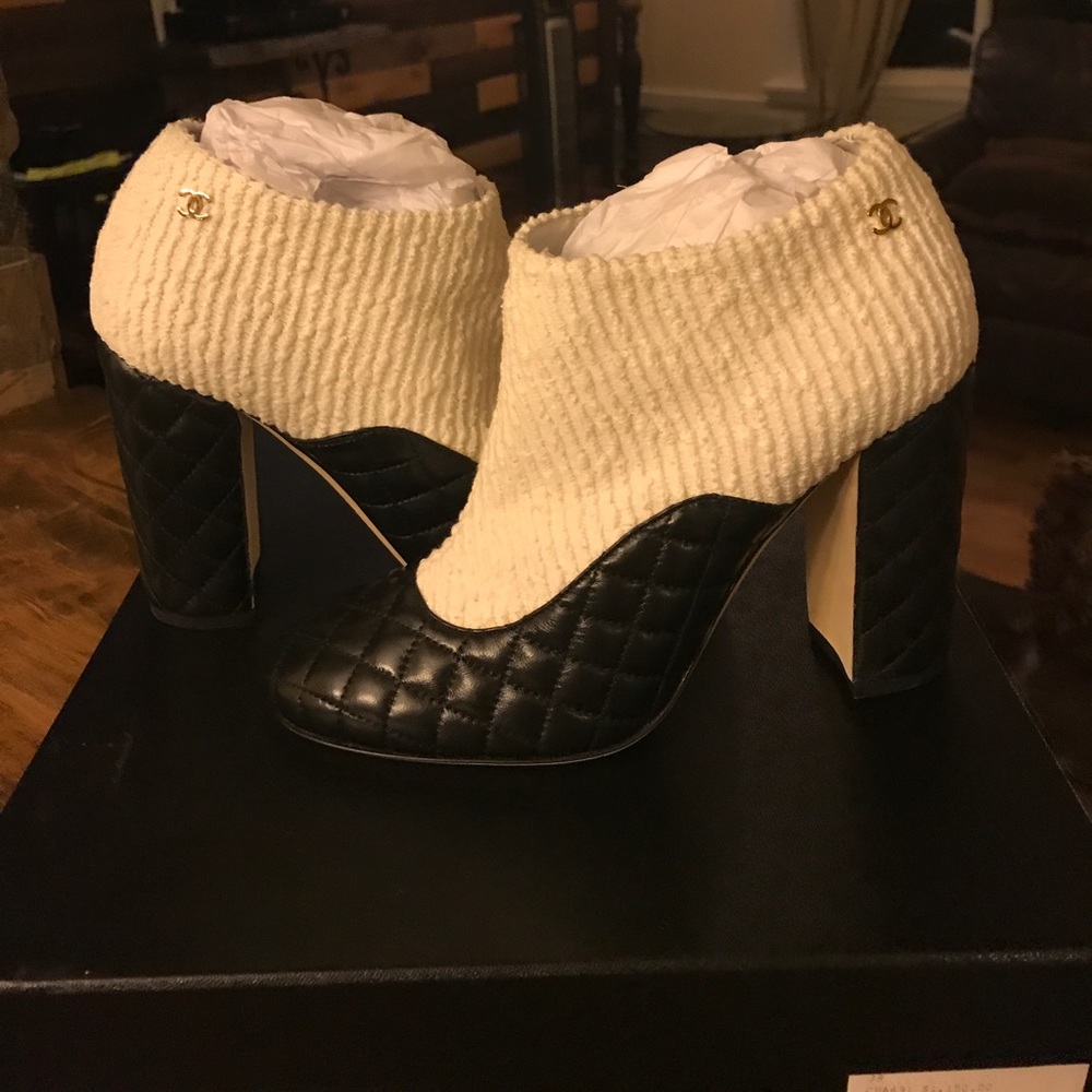 🎉SOLD NIB Chanel Tweed and Quilted Calfskin Boots - Picture 2 of 8