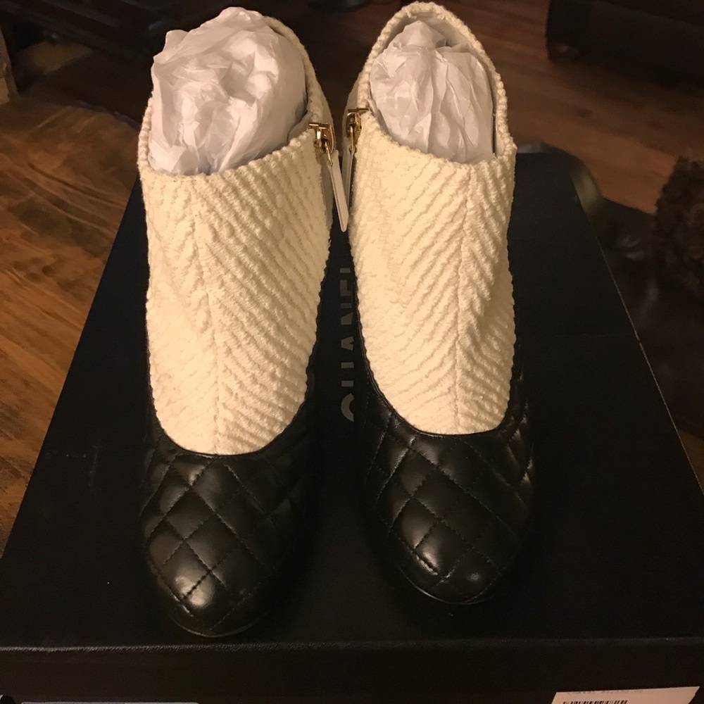🎉SOLD NIB Chanel Tweed and Quilted Calfskin Boots - Picture 4 of 8
