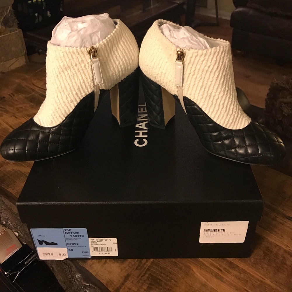 🎉SOLD NIB Chanel Tweed and Quilted Calfskin Boots - Picture 5 of 8