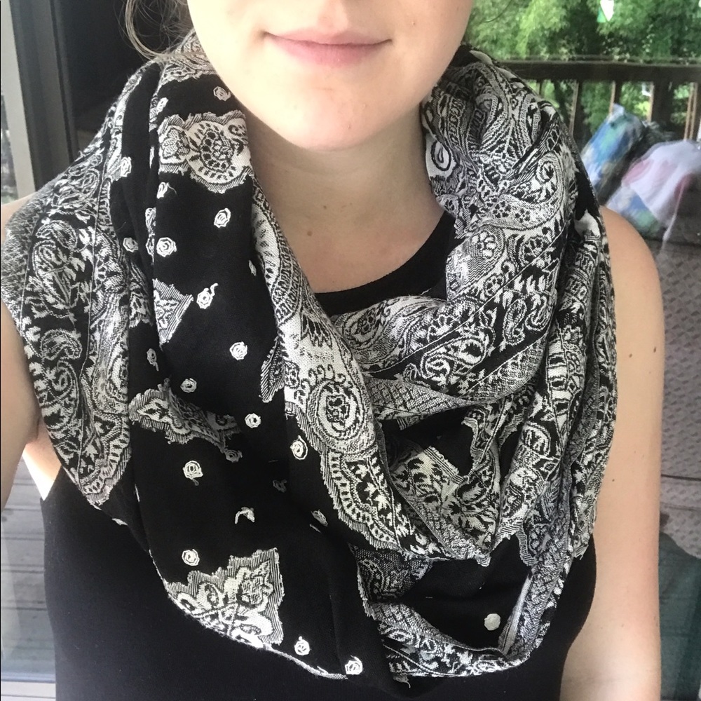Black & White Raj Infiniti scarf