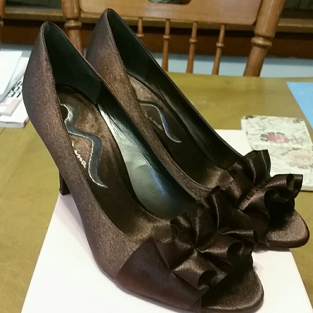 Brown Nina Fulvia size 6.5 dress shoes