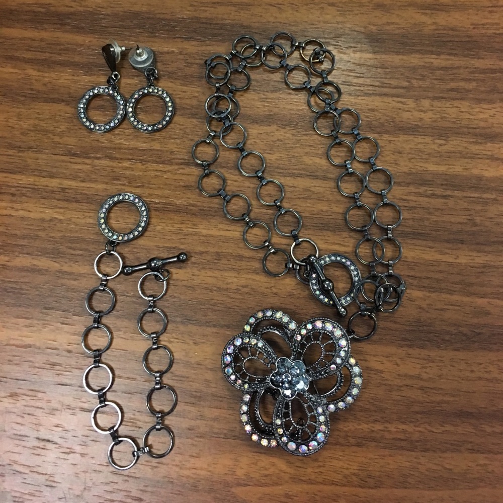 Beautiful necklace, earrings and bracelet set - Picture 1 of 4