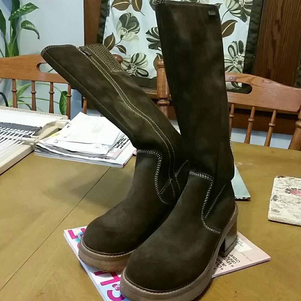 Brown suede Frye heeled 6.5 boots