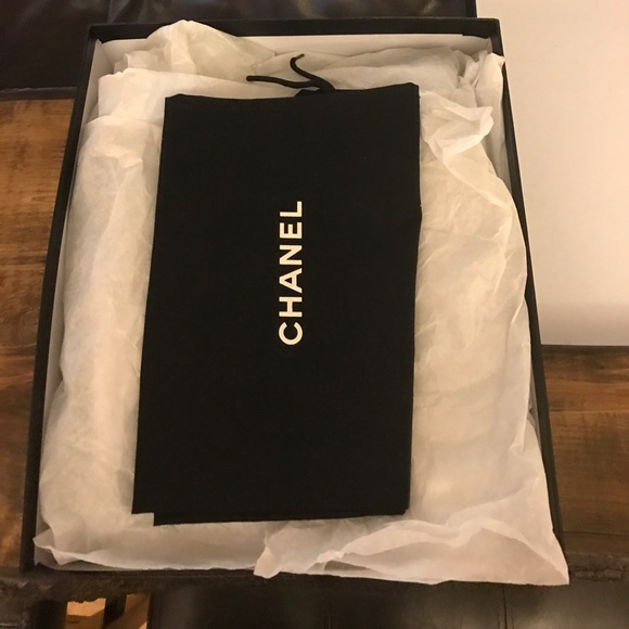 🎊SOLD🎊NIB Chanel Black & Navy Tweed Chain Hitops - Picture 8 of 8