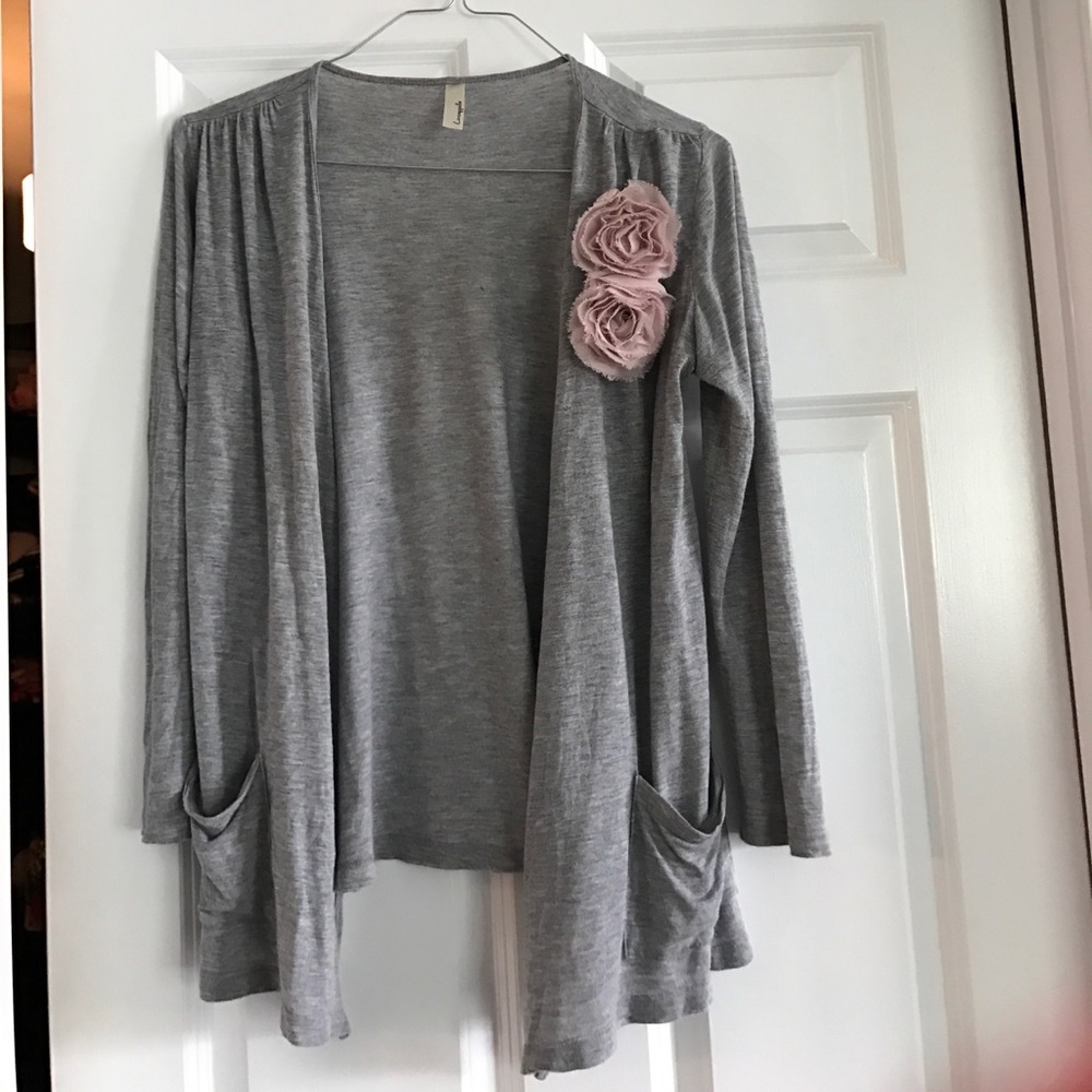 Thin gray cardigan with 2 pockets and flowers