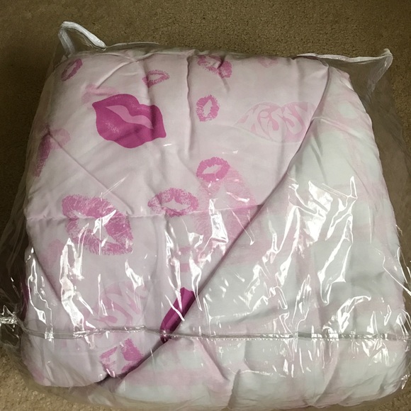 Brand new full size comforter, shams & bedskirt - Picture 2 of 2