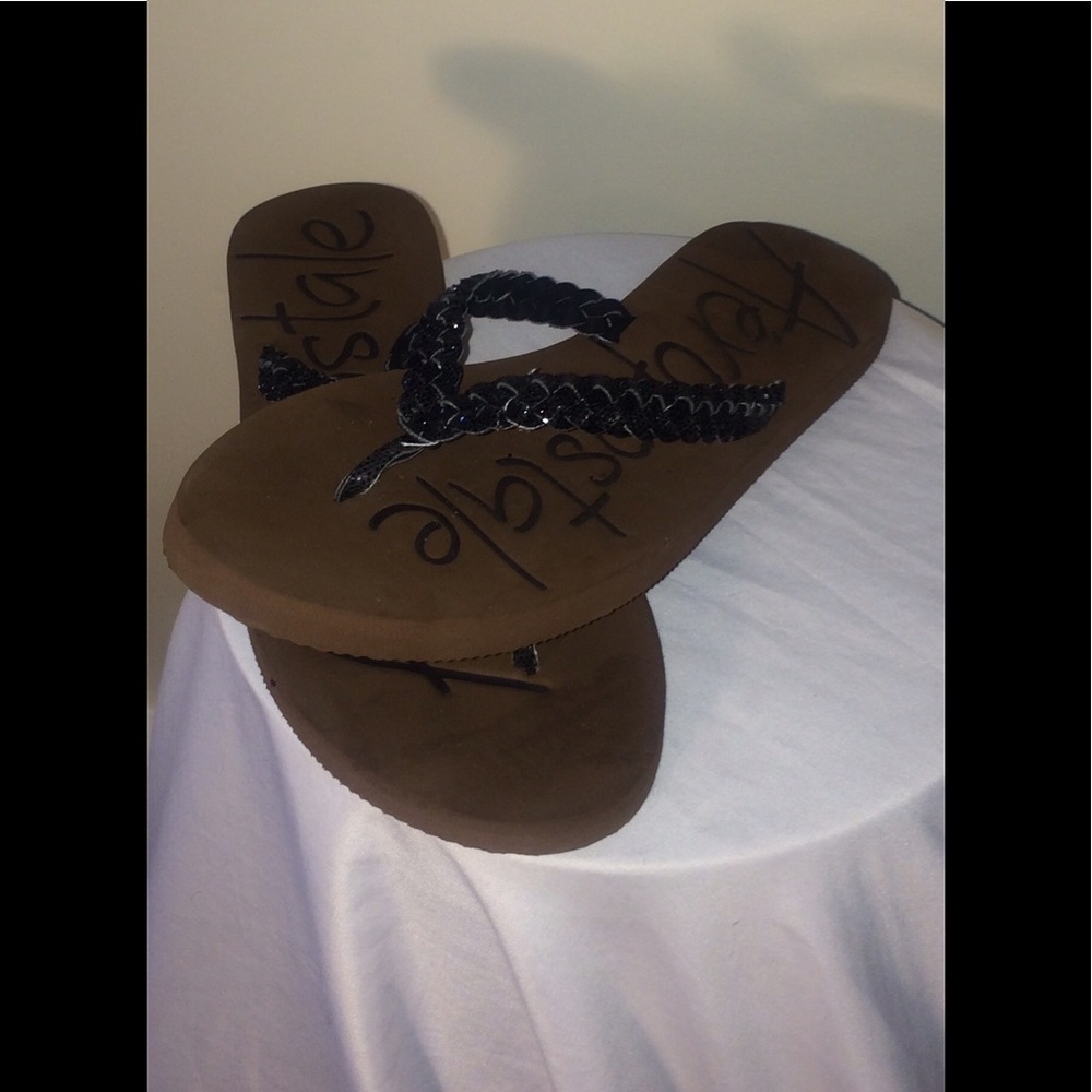Aeropostale sz 7 black braid leather flip flops