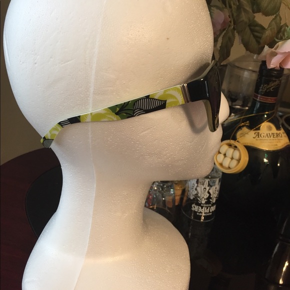 Vera Bradley NWOT sunglasses 😎 - Picture 2 of 4