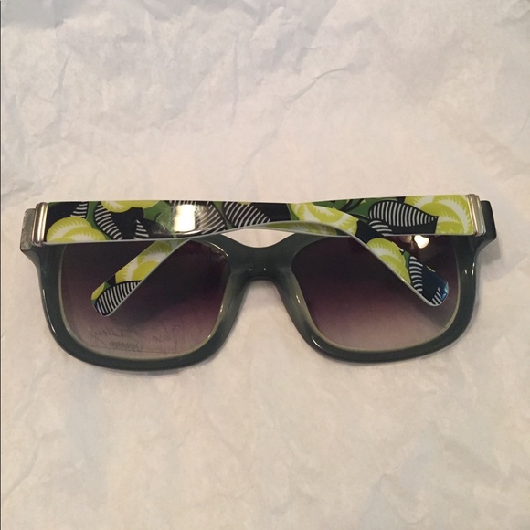 Vera Bradley NWOT sunglasses 😎 - Picture 4 of 4
