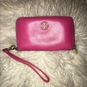 Tory Burch Robinson Smartphone Wallet in pink