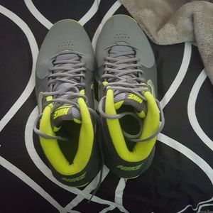 Basketball shoes in men size