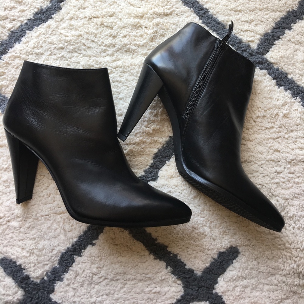 STUART WEITZMAN CARLTONE BLACK CLAF BOOTIES