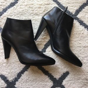 STUART WEITZMAN CARLTONE BLACK CLAF BOOTIES