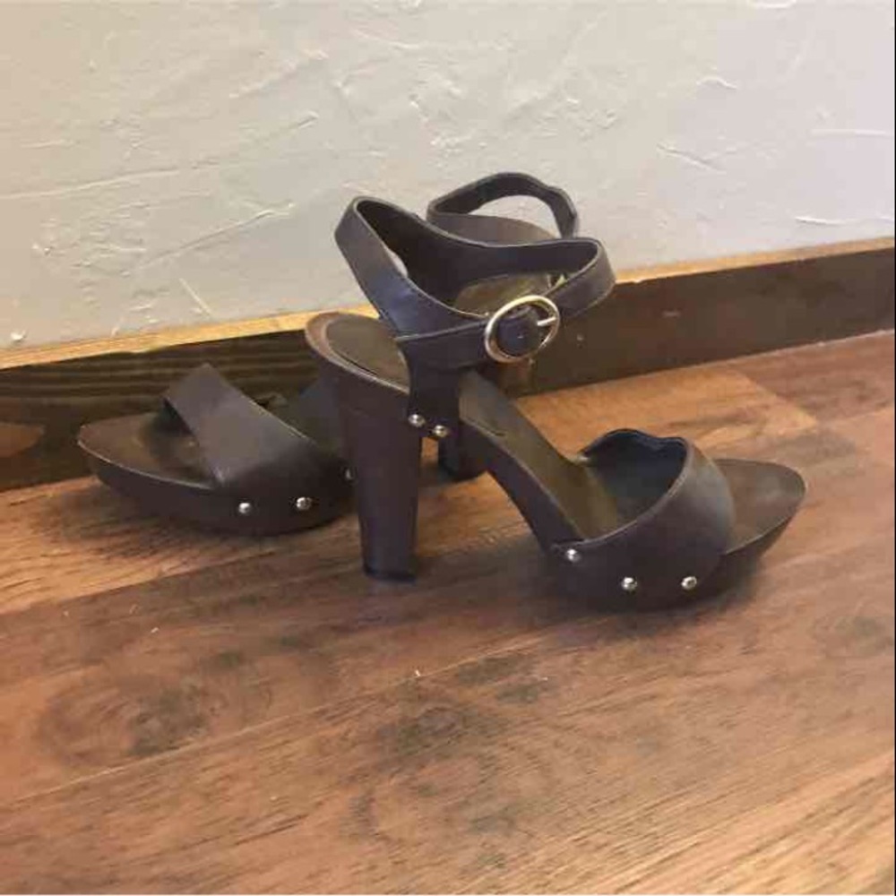 Brown summer heel