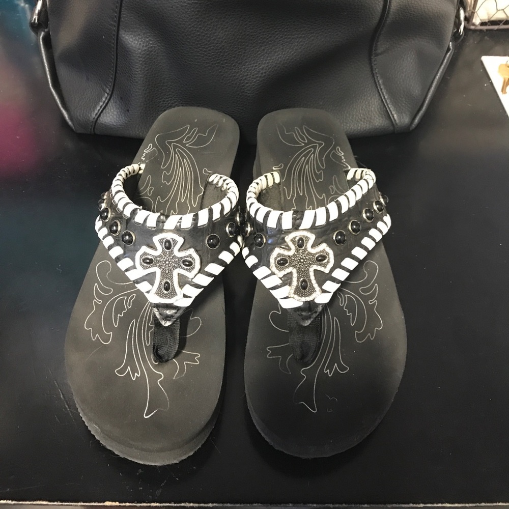 Blingy Black Wedge Flip Flop Sandals!