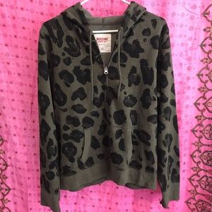 Army green animal print zip front hoodie NWOT💕