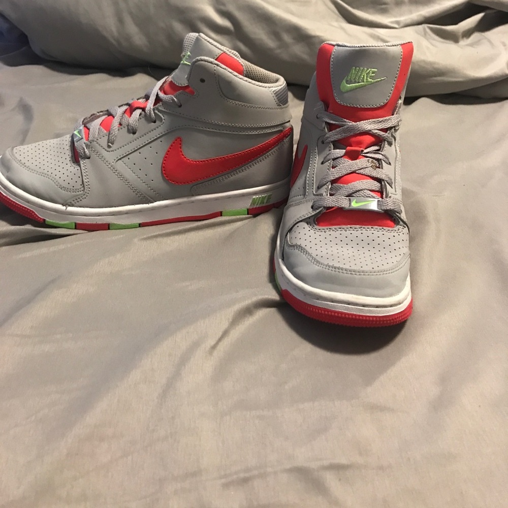 Women size 7 Nike shoes!!