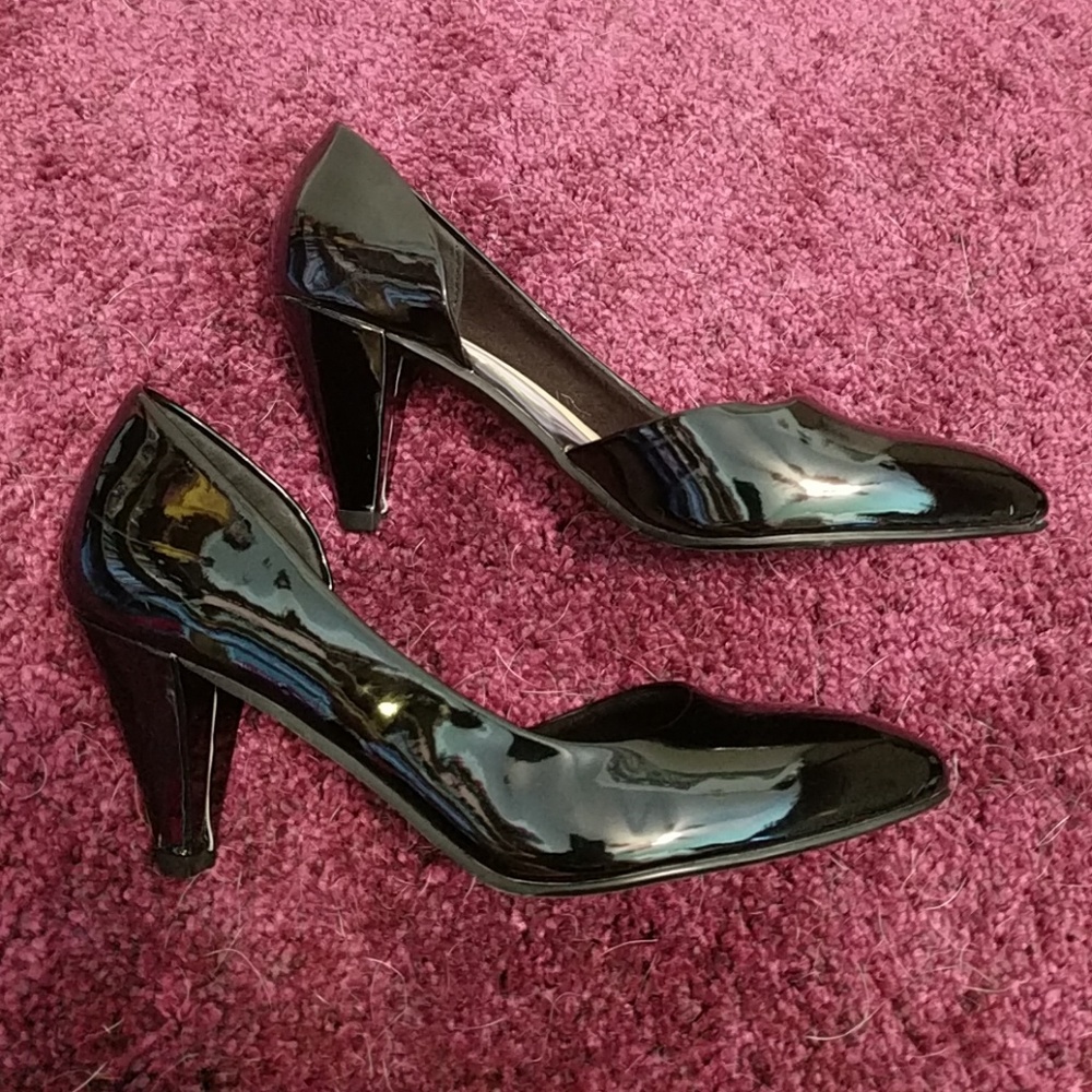 NWOT! Never worn Black Patent Kitten Heels