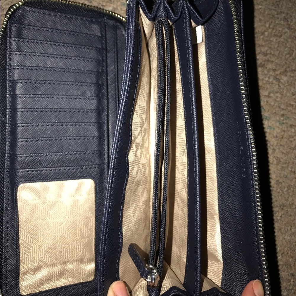 Michael Kors wallet - Picture 2 of 3