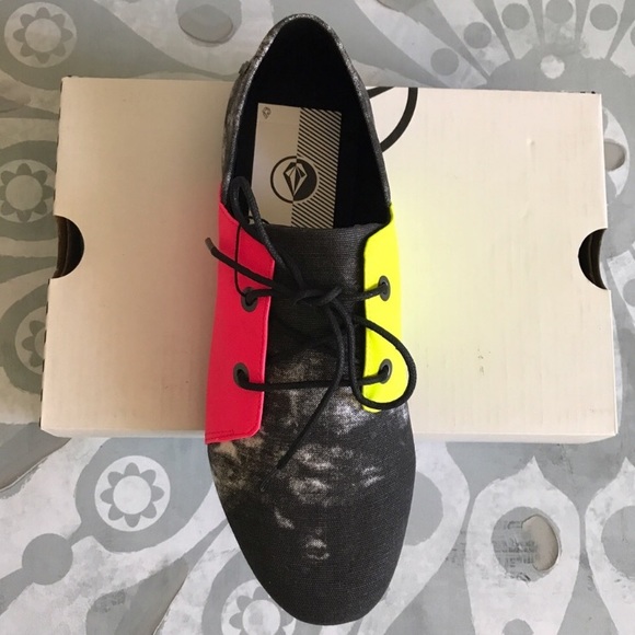 🏷 {Volcom} Soul Mates Velveteen Lace-Up Flats - Picture 3 of 6