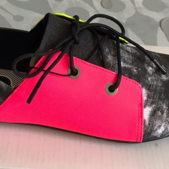 🏷 {Volcom} Soul Mates Velveteen Lace-Up Flats - Picture 6 of 6