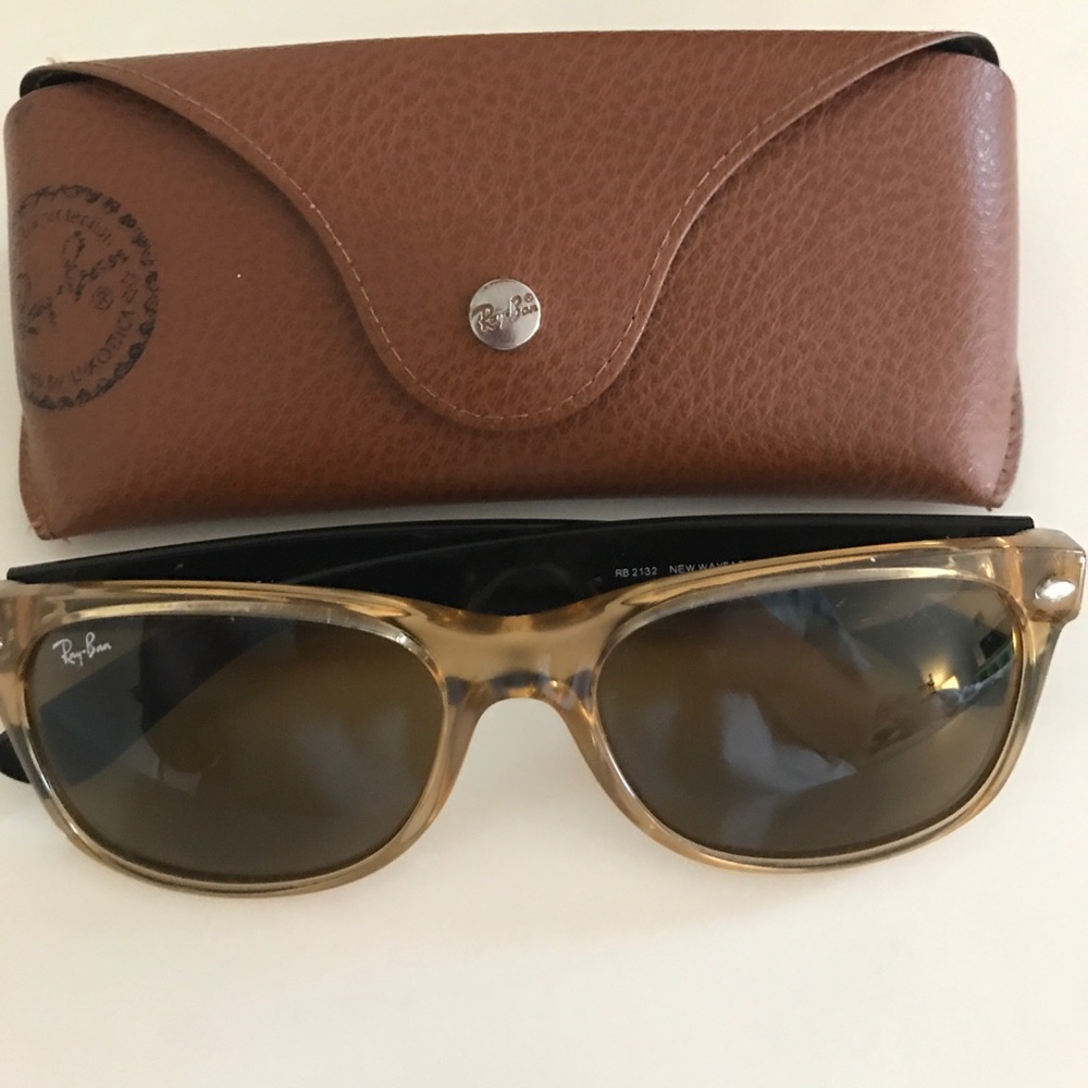 Rayban Wayfarer in gold and black